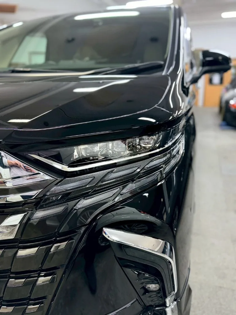 黒い高級車のフロントまわり